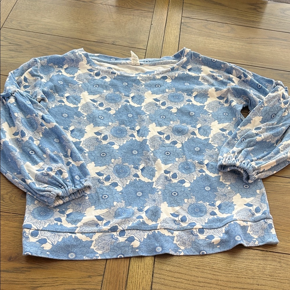 Kate Quinn Blue and white Floral women’s Sweater top size Sm
